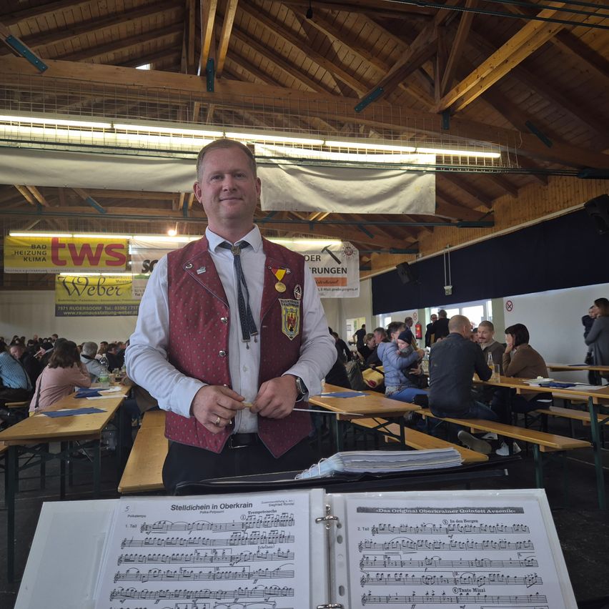 Bild enthält, Plywood, Wood, People, Person, Adult, Male, Man, Indoors, Restaurant, Classroom