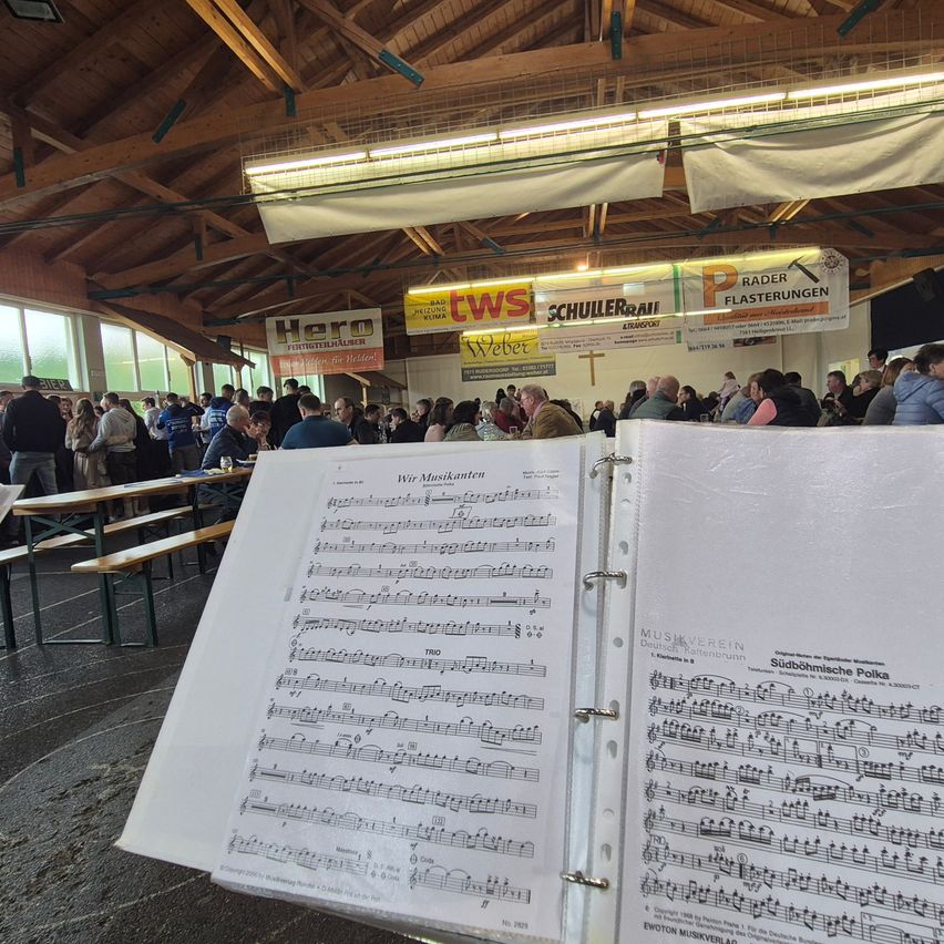 Bild enthält, Building, Shelter, People, Person, Cafeteria, Indoors, Restaurant, Wood, Advertisement, Crowd