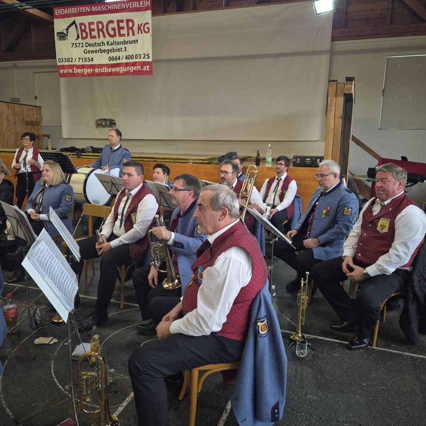 Bild enthält, Group Performance, Music Band, Musical Instrument, Musician, Person, Adult, Male, Man, Indoors, Tuba