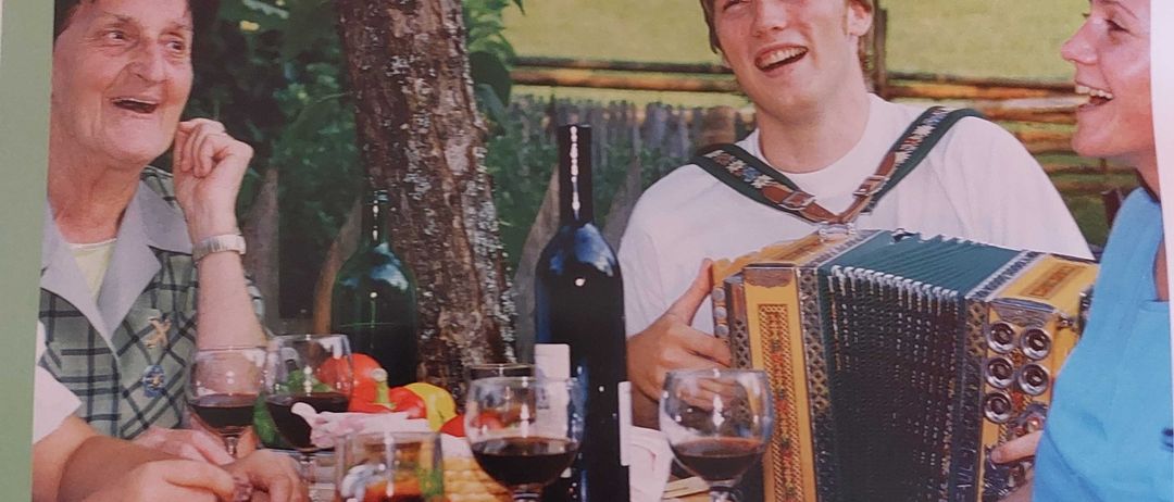 Bild enthält, Face, Head, Person, Photography, Portrait, Advertisement, Poster, Publication, Cup, Alcohol