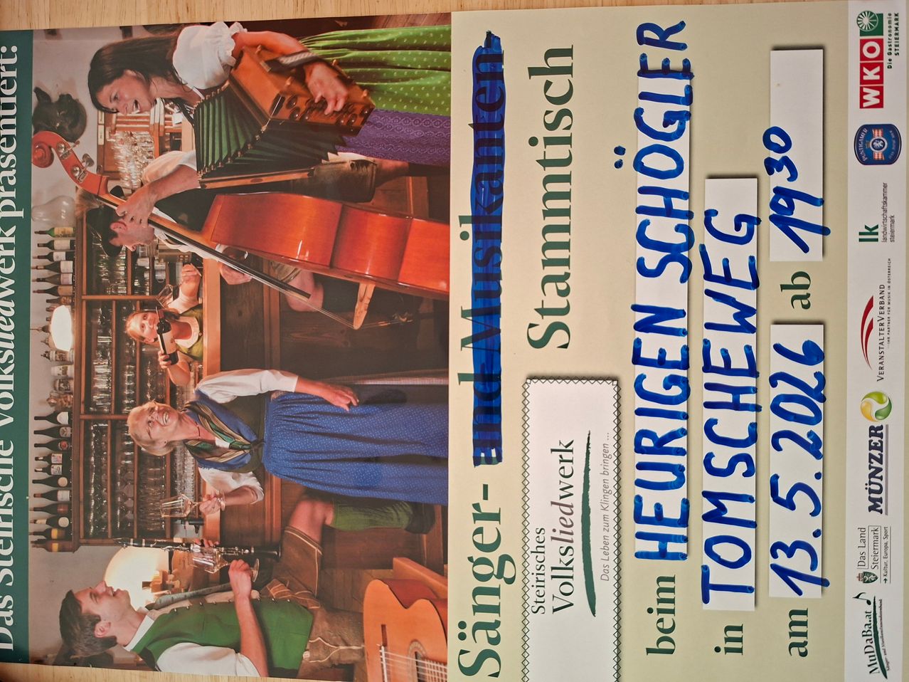 Eine Gruppe von Menschen spielt Musikinstrumente. Eine Person spielt Cello, eine andere Gitarre und andere Akkordeons. Der Text ist in Blau und Weiß.