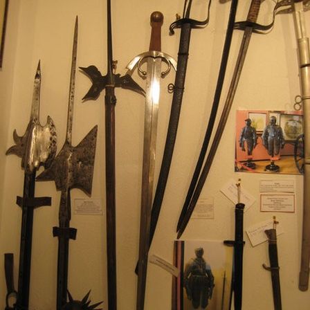 Bild enthält, Sword, Weapon, Blade, Dagger, Knife, Person