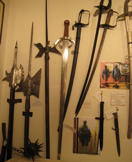 Bild enthält, Sword, Weapon, Blade, Dagger, Knife, Person