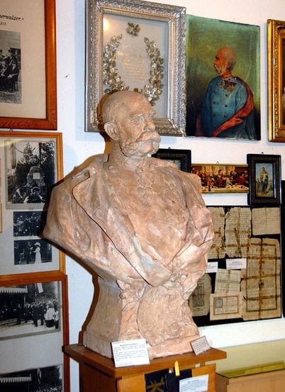 Bild enthält, Art, Painting, Adult, Male, Man, Person, Face, Head, Sculpture