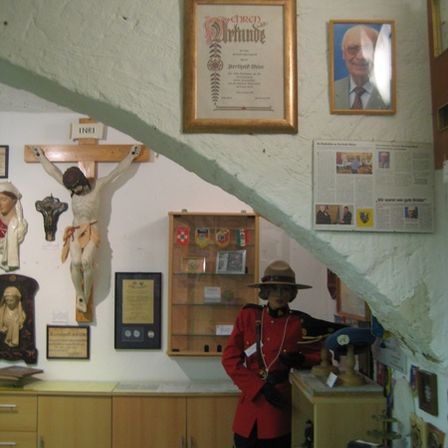 Bild enthält, Cross, Symbol, Adult, Male, Man, Person, Glove, Hat, Photo Frame, Tie