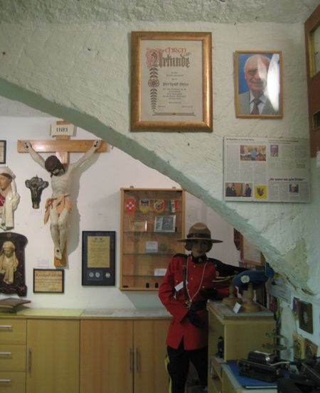 Bild enthält, Cross, Symbol, Adult, Male, Man, Person, Glove, Hat, Photo Frame, Tie