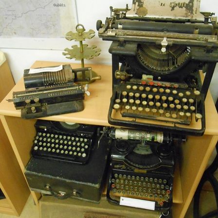 Bild enthält, Computer Hardware, Electronics, Hardware, Machine, Furniture, Table