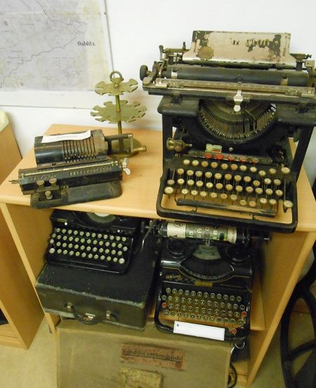 Bild enthält, Computer Hardware, Electronics, Hardware, Machine, Furniture, Table