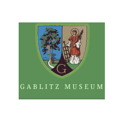 Bild enthält, Person, Logo, Business Card, Paper, Text, Face, Head