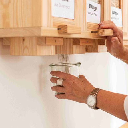 Bild enthält, Indoors, Interior Design, Wood, Cabinet, Furniture, Hardwood, Stained Wood, Jar