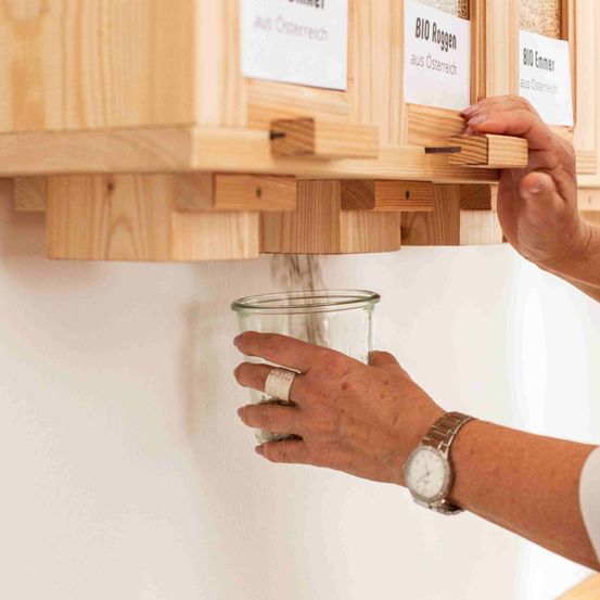 Bild enthält, Indoors, Interior Design, Wood, Cabinet, Furniture, Hardwood, Stained Wood, Jar