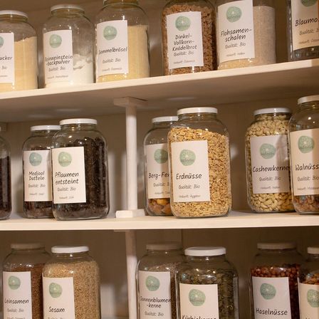 Bild enthält, Shelf, Pantry, Appliance, Device, Electrical Device, Refrigerator, Furniture, Jar