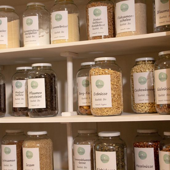 Bild enthält, Shelf, Pantry, Appliance, Device, Electrical Device, Refrigerator, Furniture, Jar