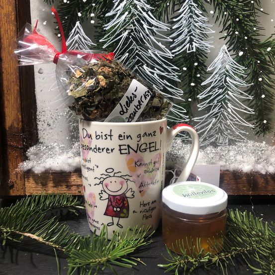 Bild enthält, Plant, Tree, Cup, Fir, Herbal, Herbs, Christmas, Christmas Decorations, Festival