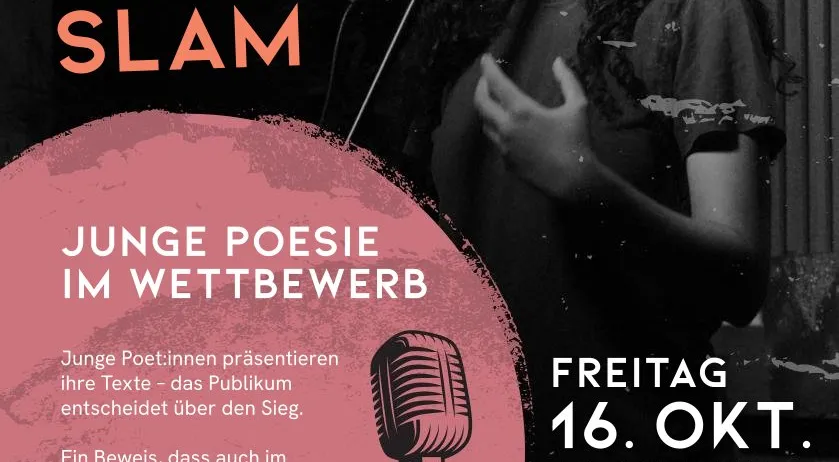 Ein Plakat für ein Poetry Slam-Event mit einer Frau, die in ein Mikrofon spricht. Das Plakat enthält die Veranstaltungsdetails wie Datum, Uhrzeit und Ort.