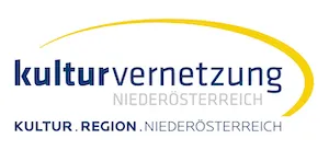 Das Logo für Kulturvernetzun Niederosterreich, mit einer blauen und gelben geschwungenen Linie und dem Text 'Kulturvernetzun Niederosterreich' in blauer Schrift und 'Kultur. Region. Niederosterreich' in kleinerer blauer Schrift darunter.
