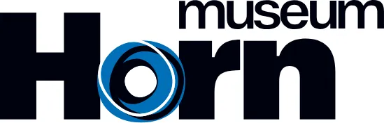 Das Logo für Museum Horn, mit einem stilisierten 'H' und einem blauen kreisförmigen Emblem in der Mitte.