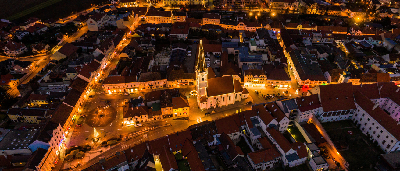 Bild enthält, Urban, City, Building, Cityscape, Neighborhood, Outdoors, Metropolis, Road, Aerial View, Intersection