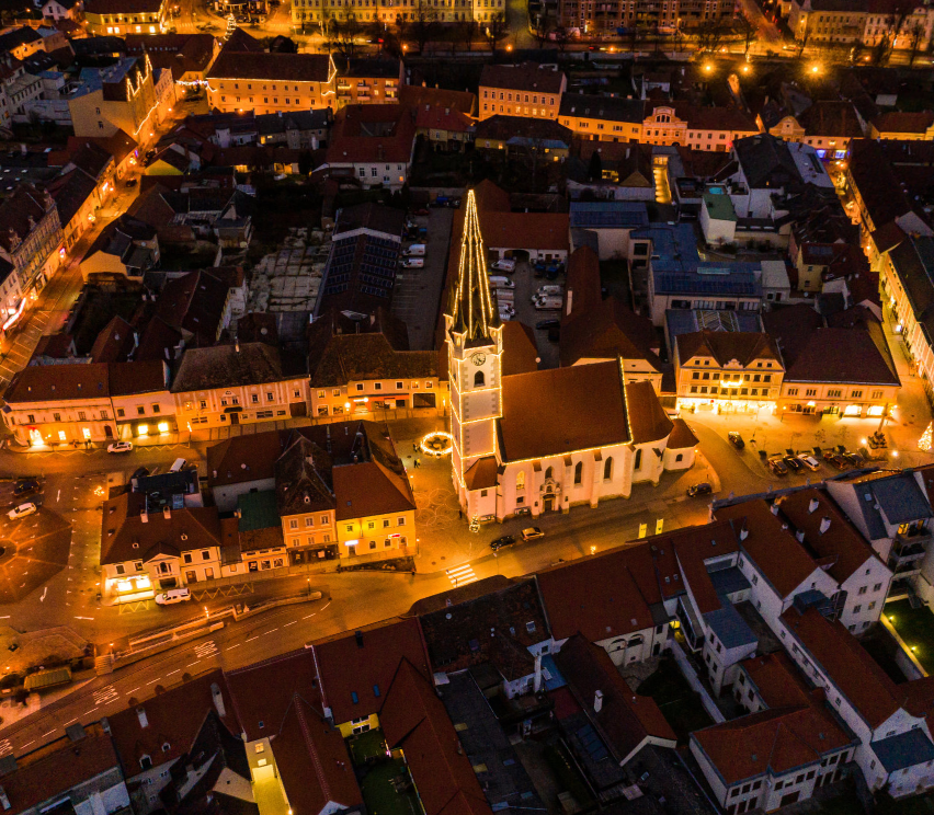 Bild enthält, Urban, City, Building, Cityscape, Neighborhood, Outdoors, Metropolis, Road, Aerial View, Intersection