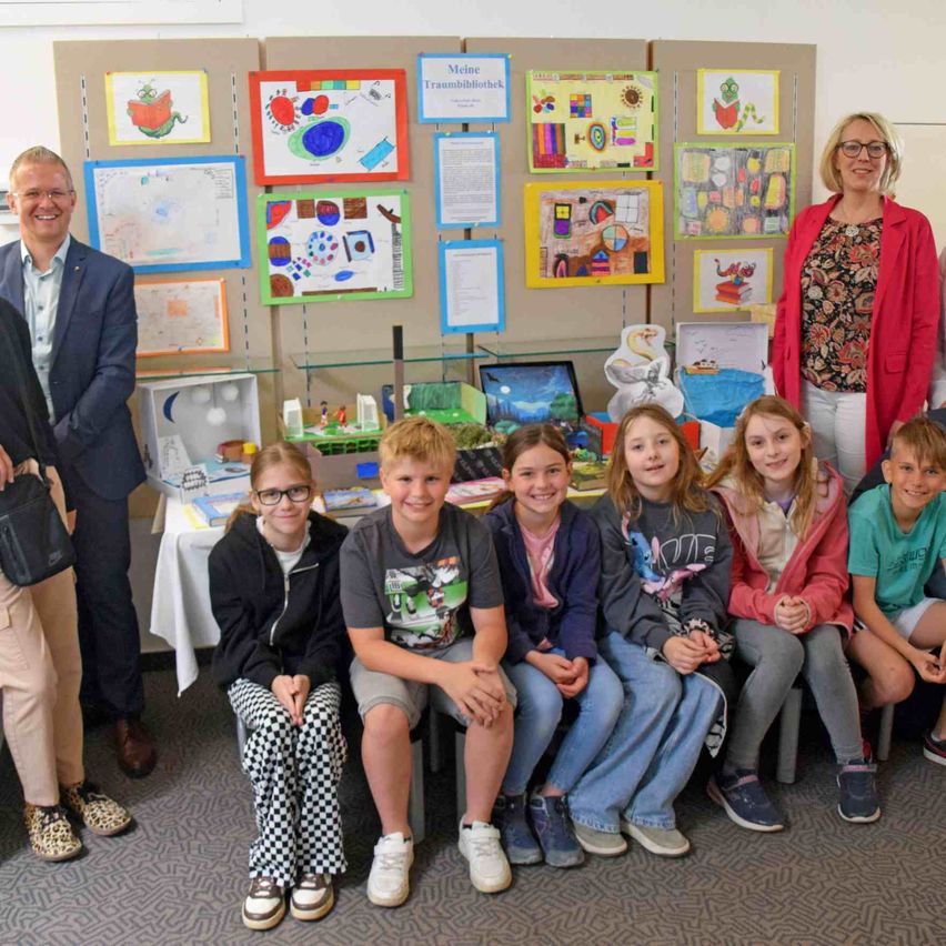 Bild enthält, Adult, Female, Person, Woman, Groupshot, Pants, People, Boy, Child, Male