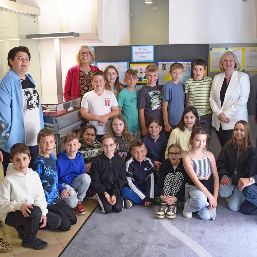 Bild enthält, Groupshot, Person, Adult, Female, Woman, Male, Man, Boy, Child, Glasses