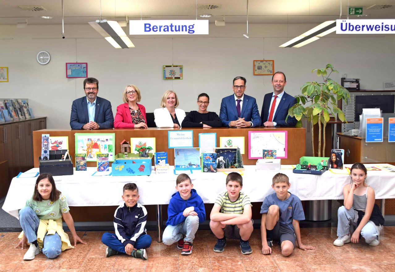 Bild enthält, People, Person, Adult, Male, Man, Boy, Child, Female, Girl, Suit