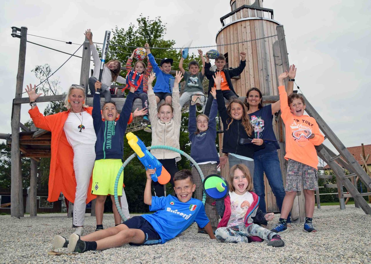 Bild enthält, Person, Photography, Portrait, People, Play Area, Outdoor Play Area, Outdoors, Shorts, Park, Pants