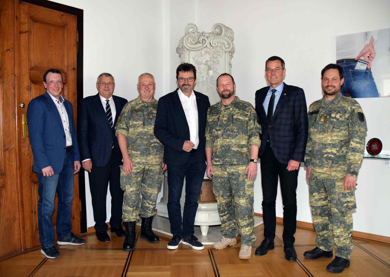 Bild enthält, Pants, Blazer, Coat, Jacket, Groupshot, Person, People, Adult, Male, Man