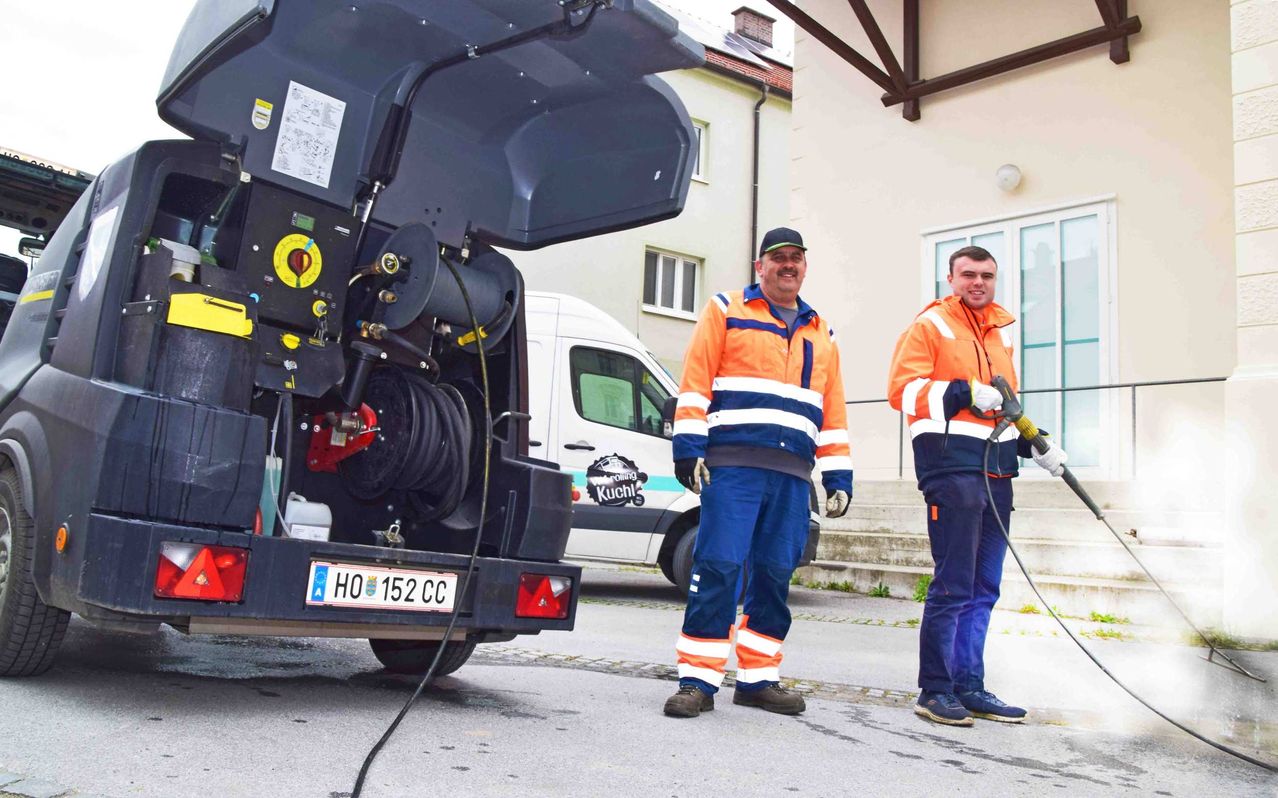 Bild enthält, Person, Worker, Glove, E-scooter, Adult, Male, Man, Shoe, Moving Van, Wheel