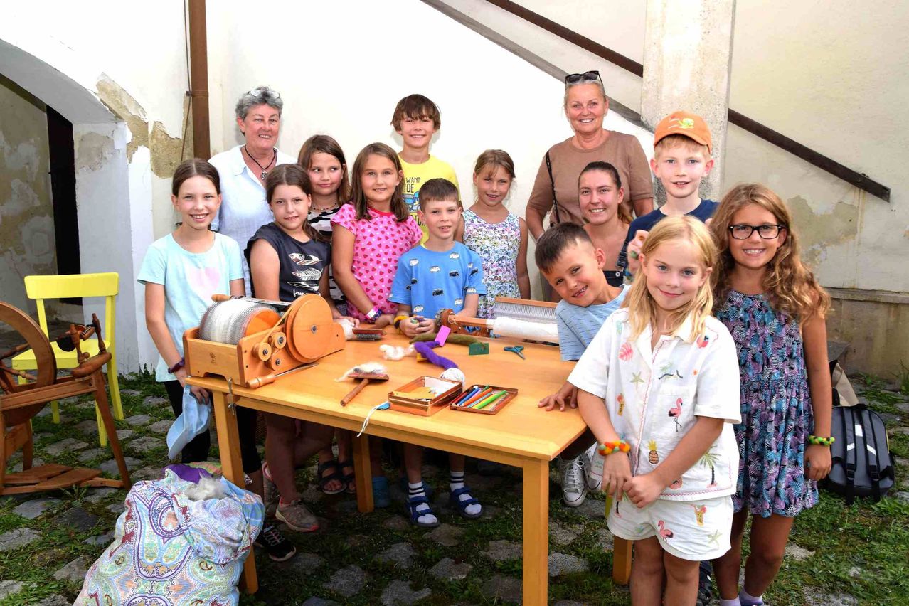 Bild enthält, People, Person, Table, Photography, Portrait, Dining Table, Dining Room, Boy, Child, Male