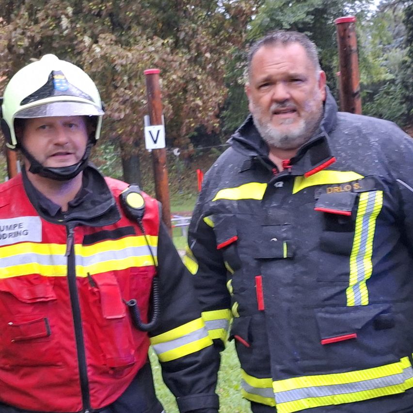 Bild enthält, Helmet, Person, Clothing, Coat, Jacket, Face, Head, Fireman