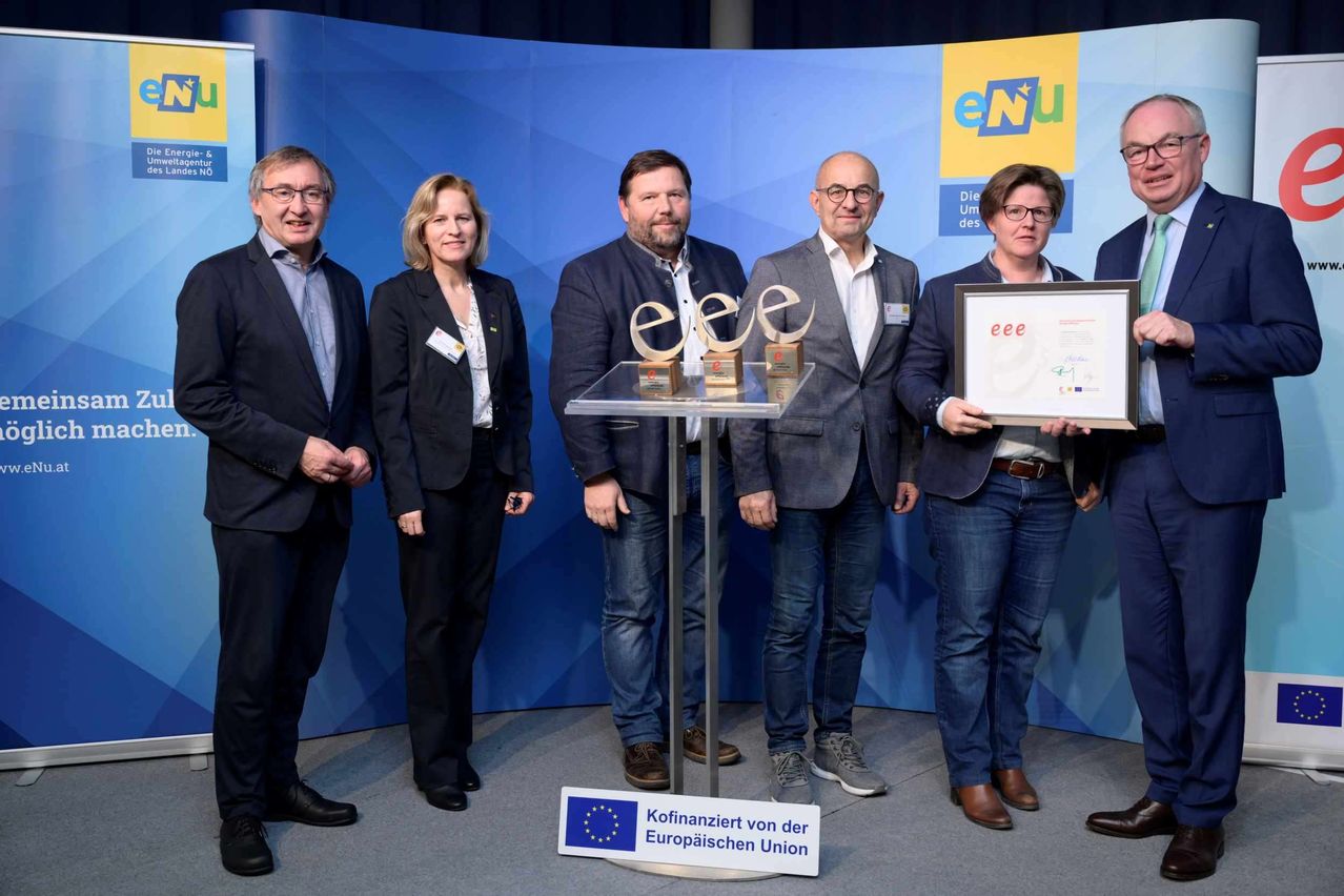 Bild enthält, Groupshot, Person, Crowd, Adult, Male, Man, Glasses, Coat, Suit, Shoe