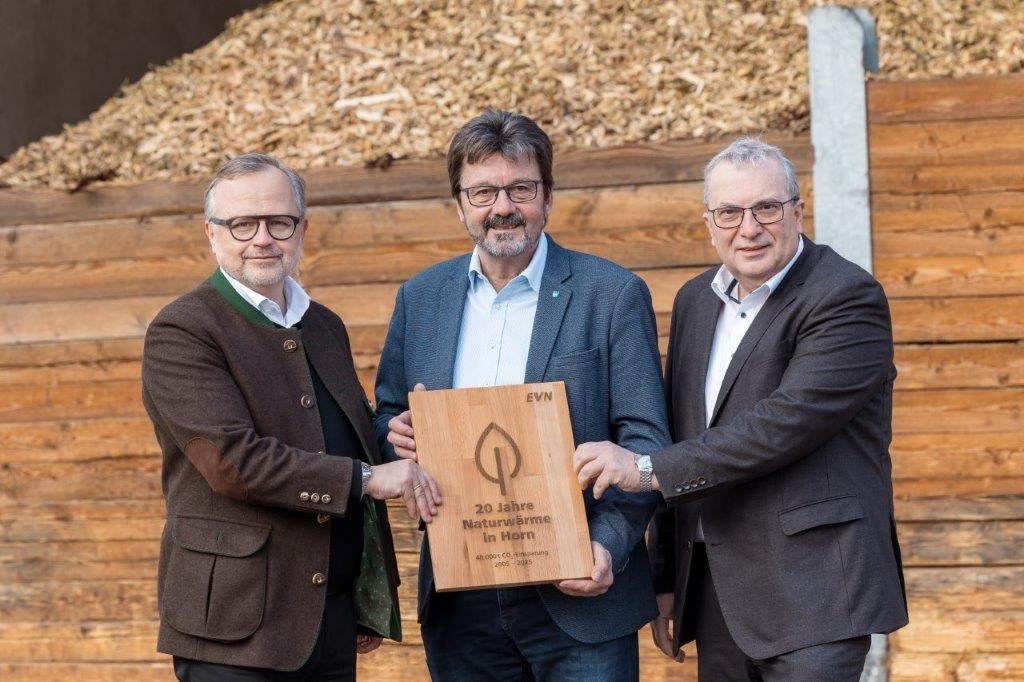 Bild enthält, Blazer, Coat, Jacket, Wood, Suit, Adult, Male, Man, Person, Face