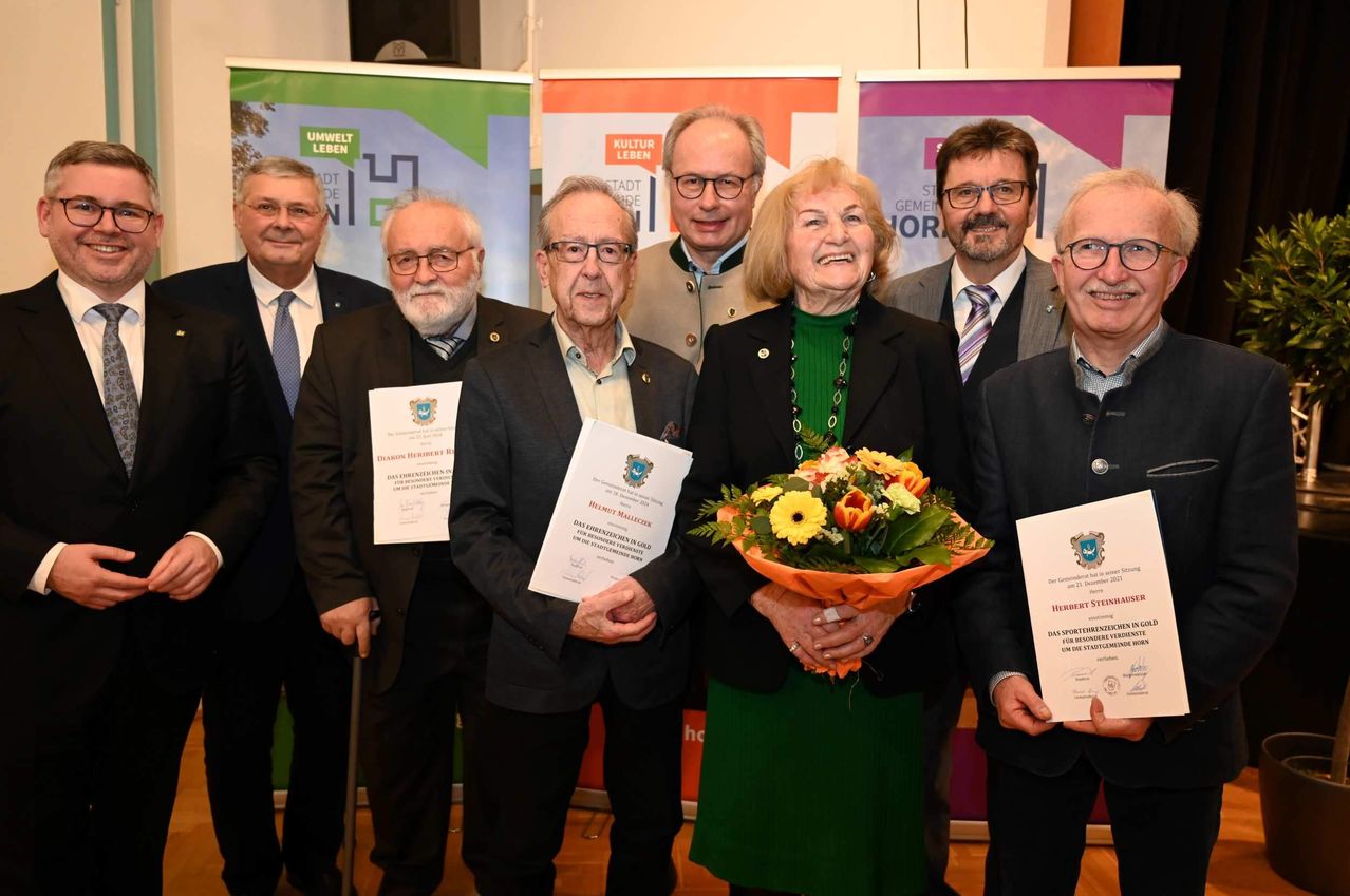 Bild enthält, Flower, Flower Arrangement, Flower Bouquet, Blazer, Coat, Jacket, Potted Plant, People, Person, Man