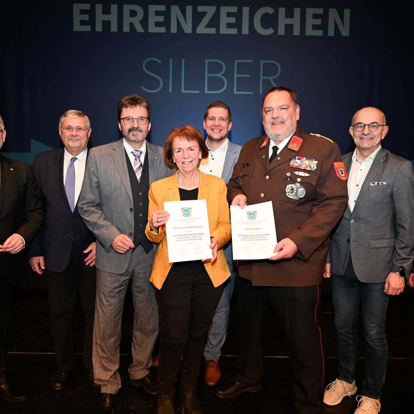 Bild enthält, Groupshot, Person, Blazer, Jacket, Adult, Male, Man, Tie, Suit, Officer