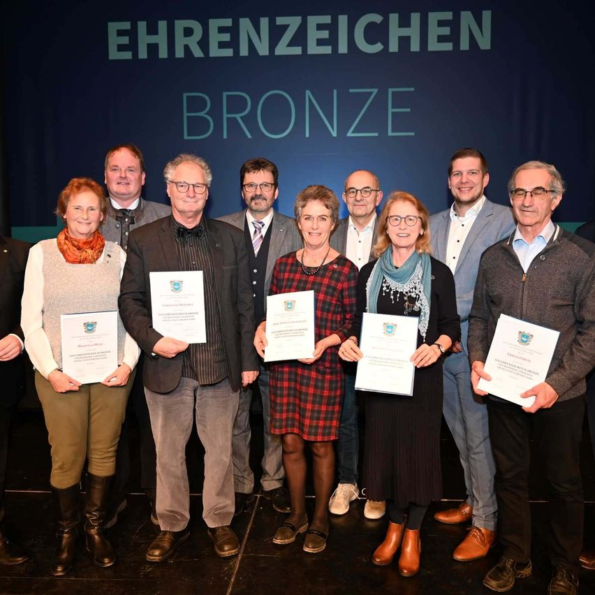 Bild enthält, Groupshot, Person, Adult, Female, Woman, People, Male, Man, Necklace, Glasses