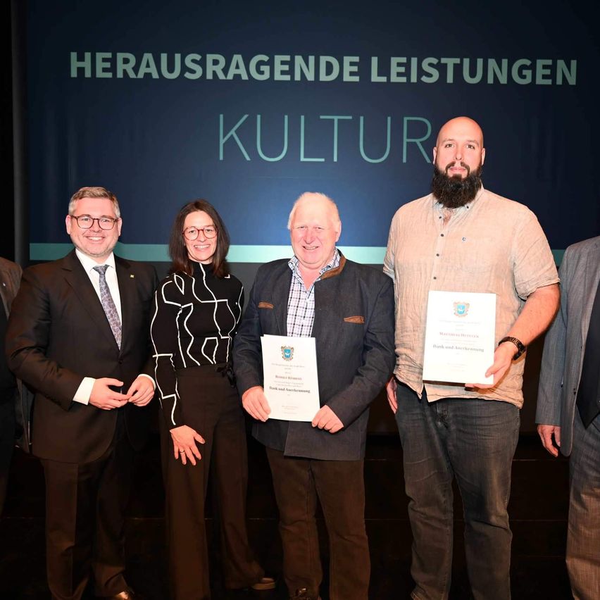 Bild enthält, Groupshot, Person, Adult, Female, Woman, People, Male, Man, Suit, Glasses