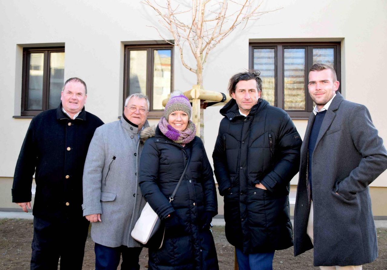 Bild enthält, Coat, Jacket, Blazer, Pants, People, Person, Portrait, Adult, Male, Man