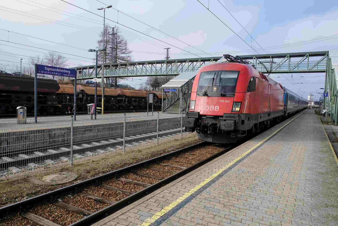 Bild enthält, Railway, Terminal, Train, Train Station, Transportation, Vehicle, Person