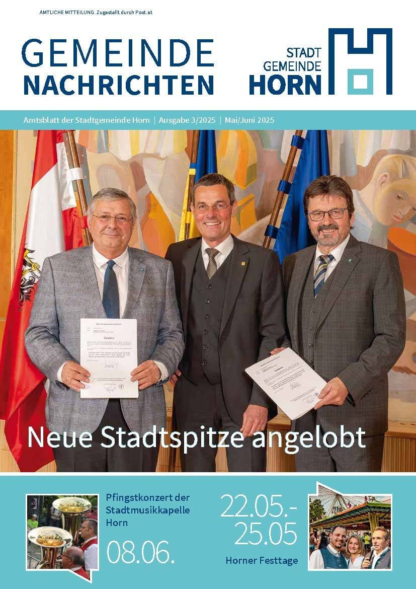 Drei Männer in Anzügen stehen vor einem Hintergrund. Der Mann auf der linken Seite hält ein Zertifikat, während die anderen zwei Zertifikate halten und lächeln. Der Text lautet 'Neue Stadtspitze nominiert'.