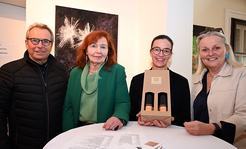 Bild enthält, Adult, Female, Person, Woman, Male, Man, Face, Coat, Jacket, People