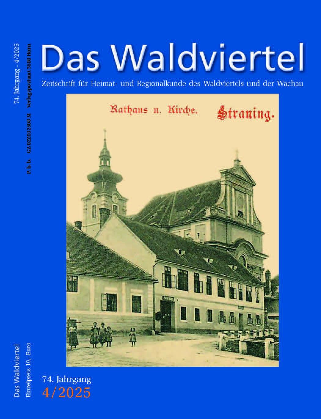 Ein altes Foto zeigt einen historischen Stadtplatz mit einer Kirche und einem Rathaus. Einige Kinder stehen vor den Gebäuden.