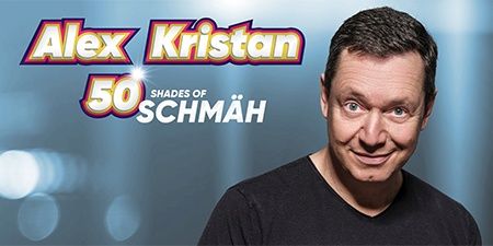 Ein lächelnder Mann mit kurzen Haaren, der ein schwarzes T-Shirt trägt, steht vor einem blauen Hintergrund mit dem Text Alex Kristan 50 Shades of Schmäh.