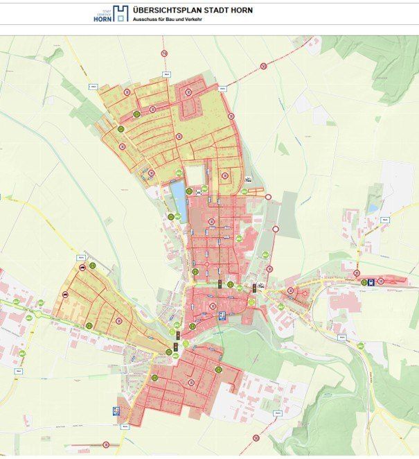 Stadtplan von Horn, Österreich, mit verschiedenen farbigen Bereichen, Straßen und benannten Sehenswürdigkeiten. Der Plan ist in Abschnitte mit grünen, roten und gelben Bereichen unterteilt.