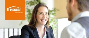 Bild enthält, Advertisement, Poster, Adult, Female, Person, Woman, Conversation, Interview, Head, Coat