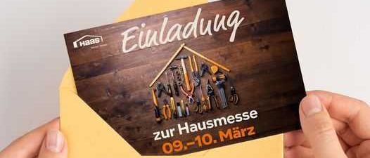 Bild enthält, Advertisement, Poster, Business Card, Paper, Text, Finger, Hand