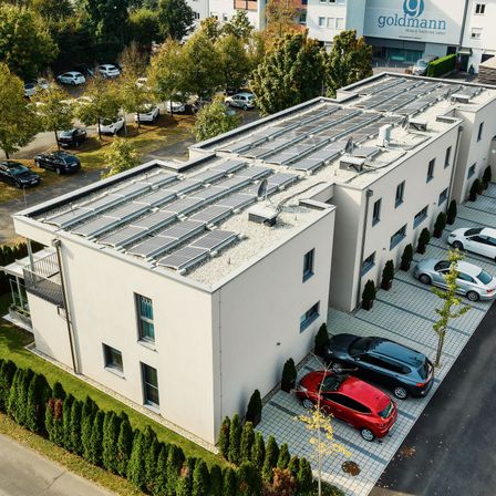 Bild enthält, Outdoors, Aerial View, Car, Transportation, Vehicle, Architecture, Building, Person, Parking Lot