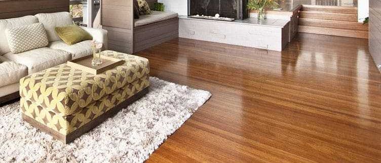 Bild enthält, Indoors, Interior Design, Wood, Hardwood, Floor, Flooring, Furniture, Living Room, Stained Wood, Home Decor