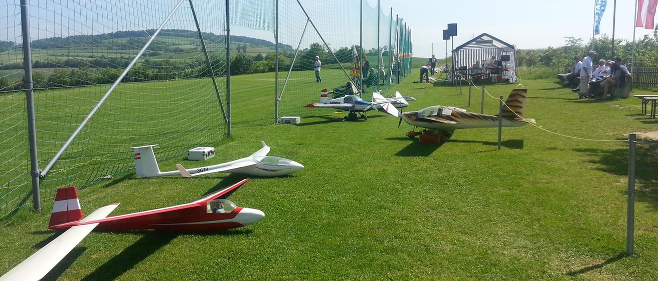 Bild enthält, Grass, Airplane, Person, Outdoors, Shelter, Lawn, Play Area, Park, Backyard, Airport