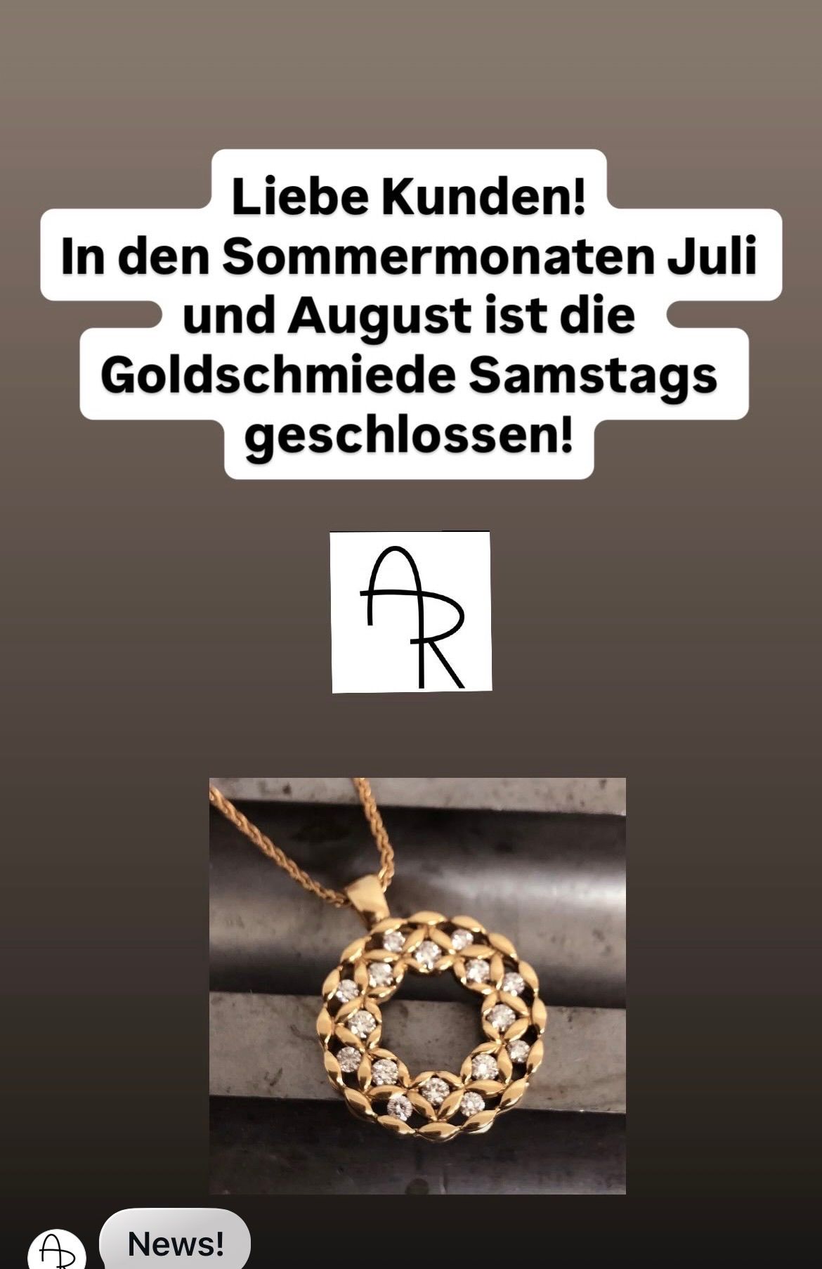 Das Bild zeigt eine goldene Halskette mit Diamanten und eine Notiz, dass die Goldschmiede samstags im Juli und August geöffnet ist.